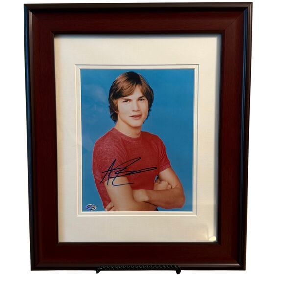 Ashton Kutcher Actor That 70s Show Kelso Autographed Framed Photo 14x17 COA - Picture 1 of 4